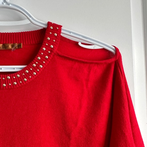Peekaboo shoulder stunning red sweater - Picture 3 of 4